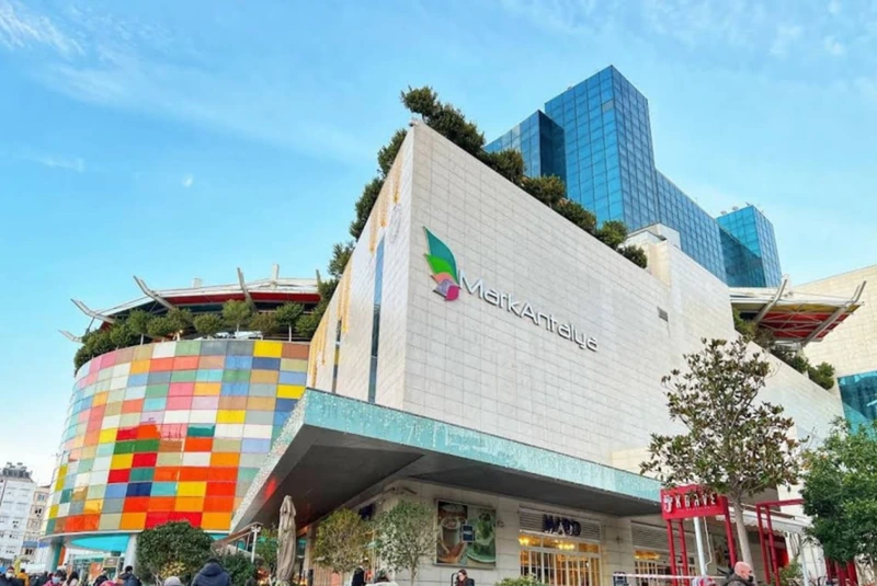 نمای باشکوه و جذاب مرکز خرید مارک آنتالیا